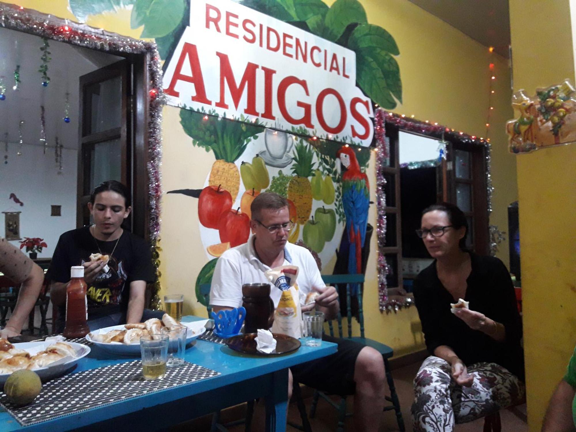 Hotel Y Residencial Amigos Puerto Iguazu Bagian luar foto